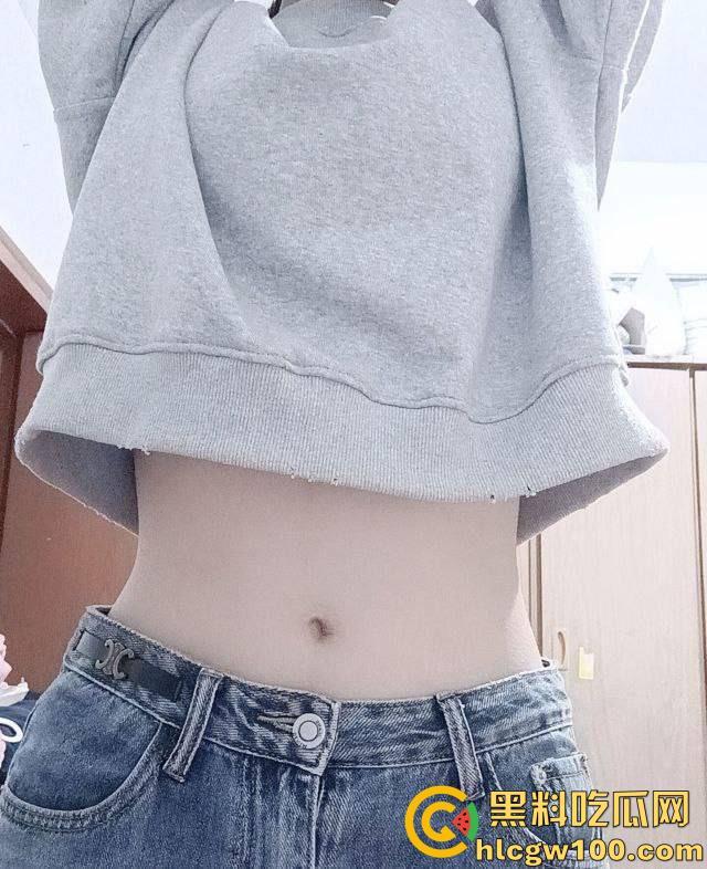 重庆医学院【李青玉】长相清纯却骚到不行的贫乳反差学妹，被学长哄骗发骚自拍  第1张