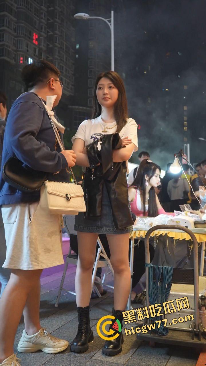 深圳夜市骚出天际,烧烤没烤熟,偷拍老哥忙着偷KKB,小手一探裙底风光一览无余! 第6张 深圳夜市骚出天际,烧烤没烤熟,偷拍老哥忙着偷KKB,小手一探裙底风光一览无余! 第6张