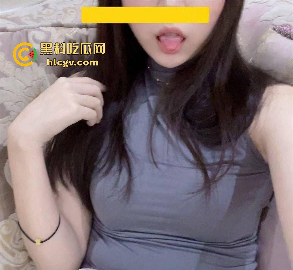 武汉会计学院学妹李婉儿羞涩外表下的反差翻车！自拍掰开粉嫩骚逼，淫水四溢视频外流！  第1张