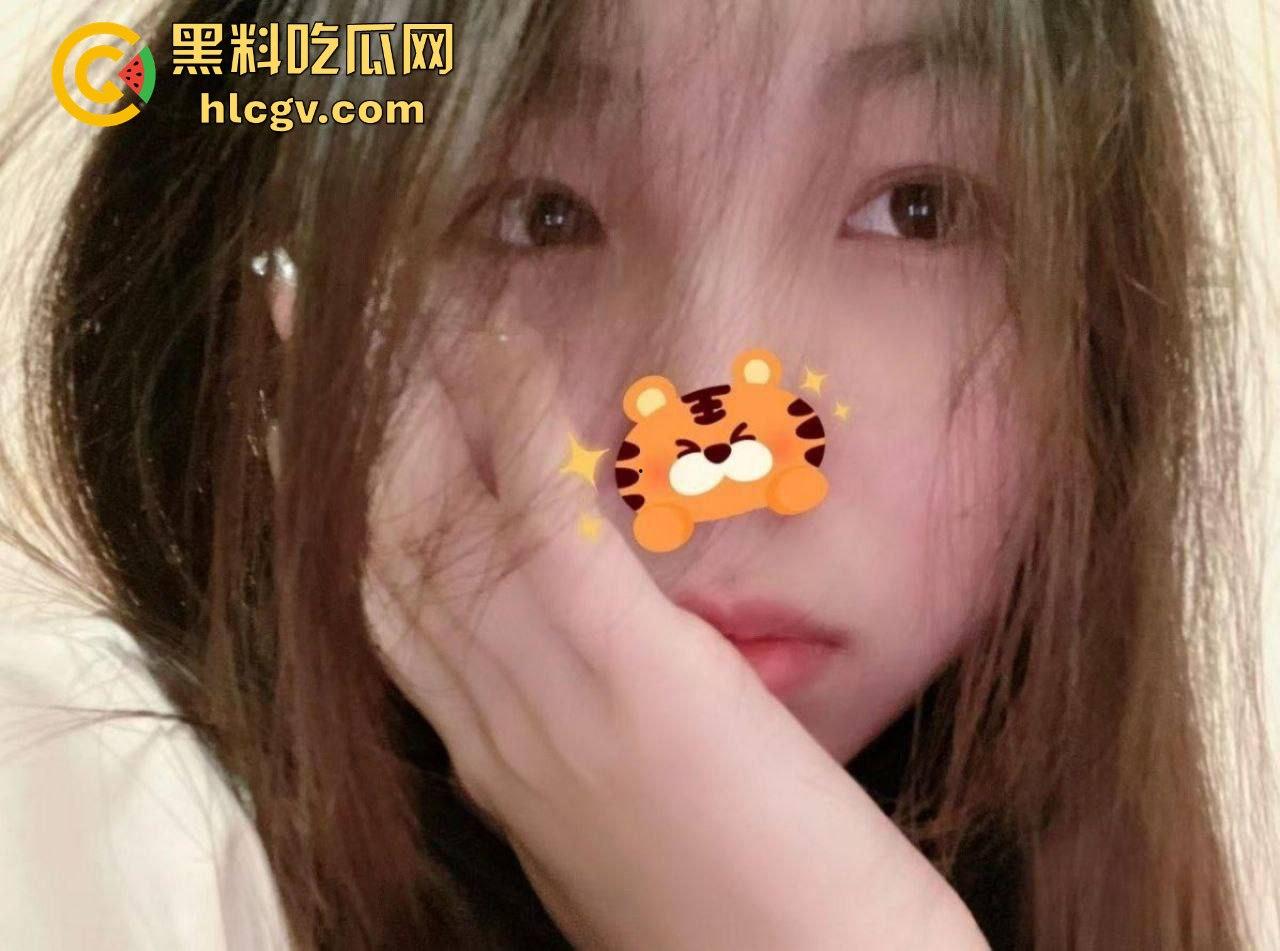 武汉会计学院学妹李婉儿羞涩外表下的反差翻车！自拍掰开粉嫩骚逼，淫水四溢视频外流！  第2张