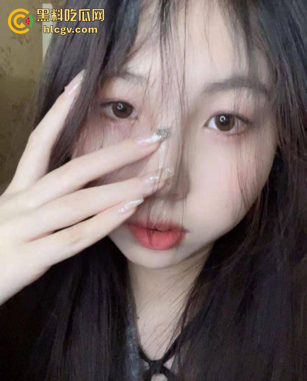 武汉会计学院学妹李婉儿羞涩外表下的反差翻车！自拍掰开粉嫩骚逼，淫水四溢视频外流！  第3张