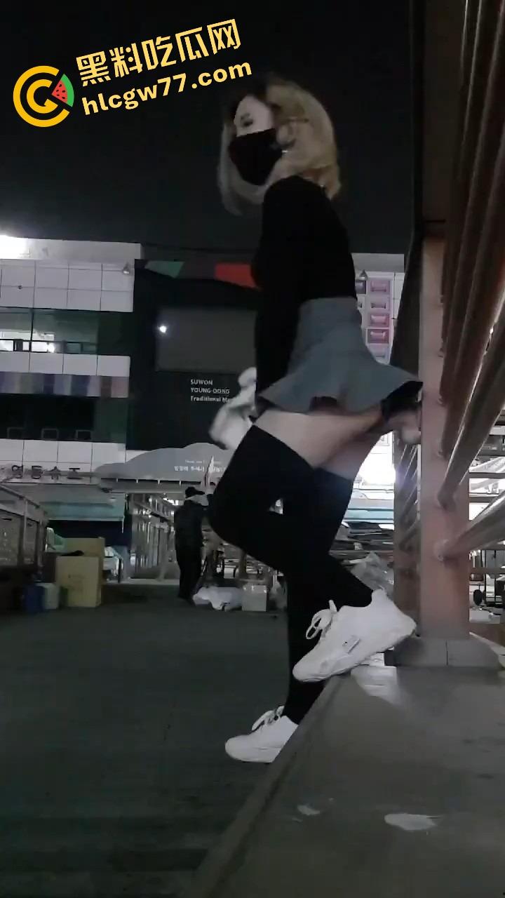 厦门街头任务式调教，鸡巴随时随地上线，穿裙子就是方便完成主人的命令！  第8张