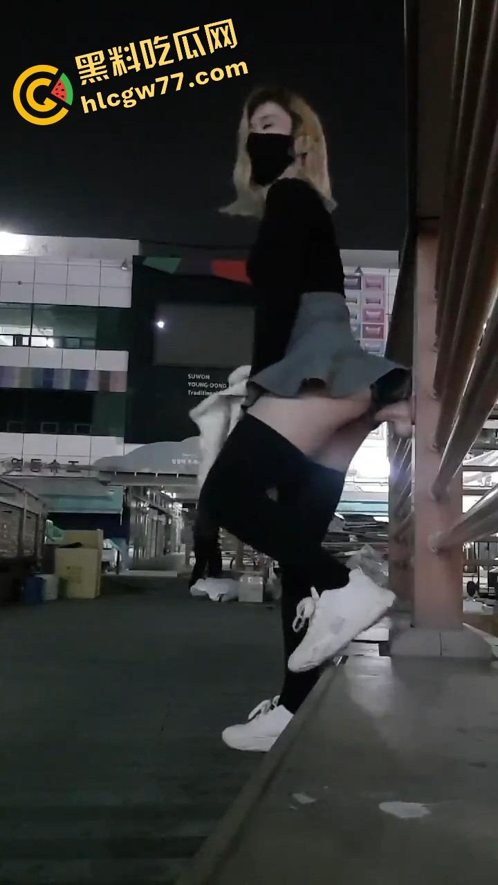 厦门街头任务式调教，鸡巴随时随地上线，穿裙子就是方便完成主人的命令！  第9张