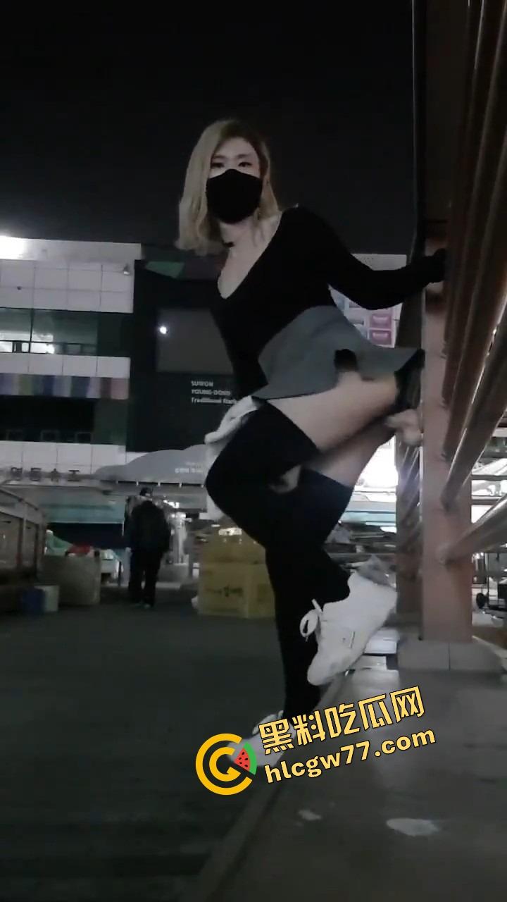 厦门街头任务式调教，鸡巴随时随地上线，穿裙子就是方便完成主人的命令！  第11张