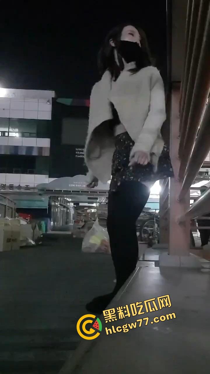 厦门街头任务式调教，鸡巴随时随地上线，穿裙子就是方便完成主人的命令！  第12张