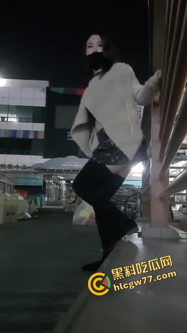 厦门街头任务式调教，鸡巴随时随地上线，穿裙子就是方便完成主人的命令！  第13张