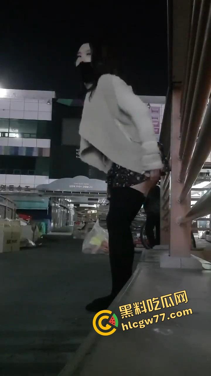 厦门街头任务式调教，鸡巴随时随地上线，穿裙子就是方便完成主人的命令！  第14张