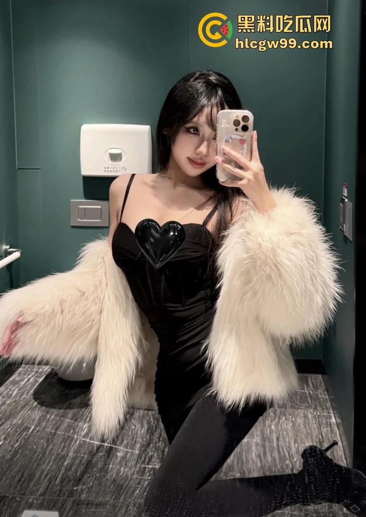 抖音【MomentofBlue】被锤高级外围，身价曝光2000一刺5K包夜，粉丝群发裸照撩骚这货玩得够花！  第15张