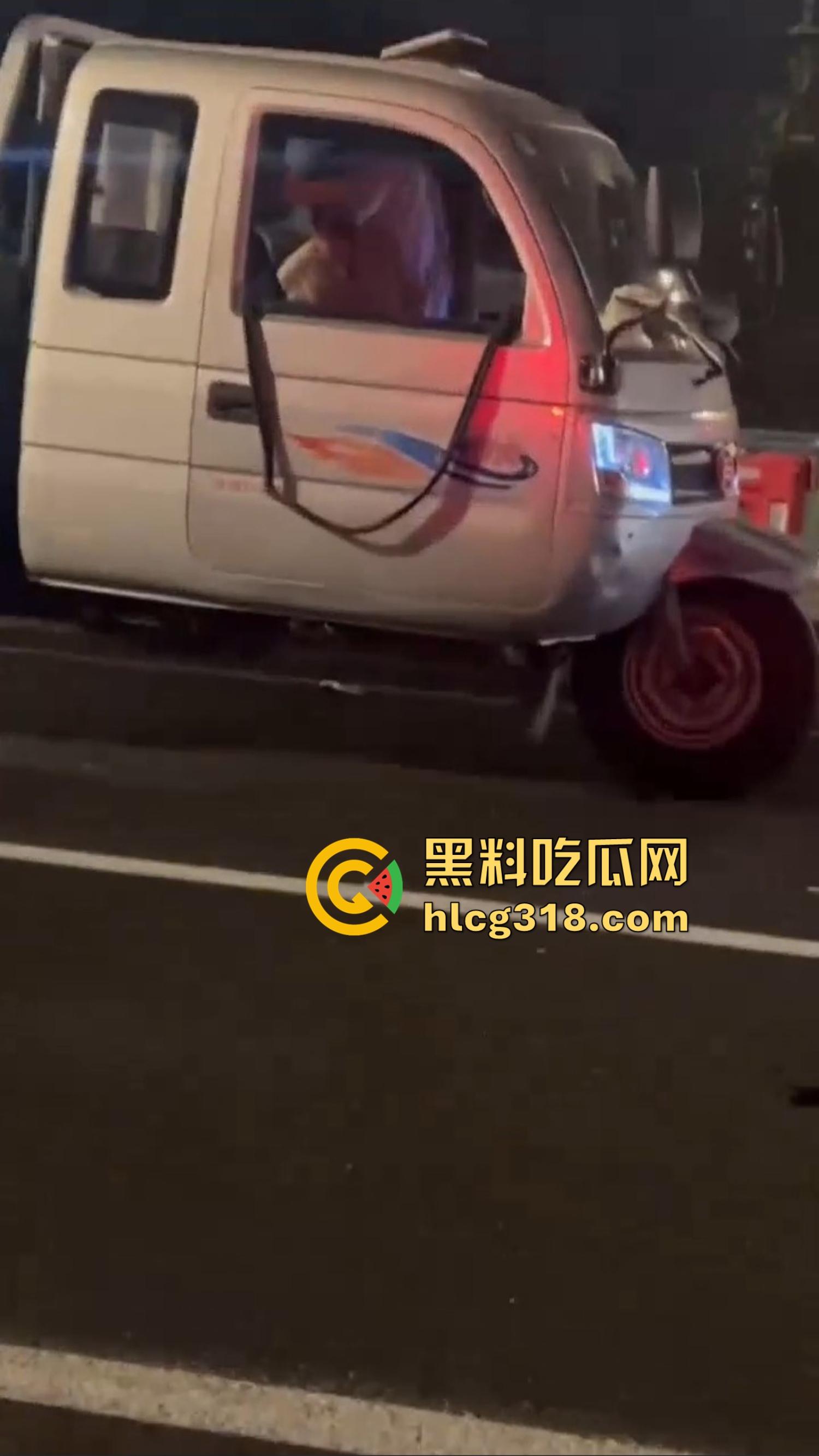 三轮车大爷路边实战清纯学生妹，车震视频曝光抖音狂传，观音坐莲抽到车架变形，这是低保换来的幸福吗？  第2张