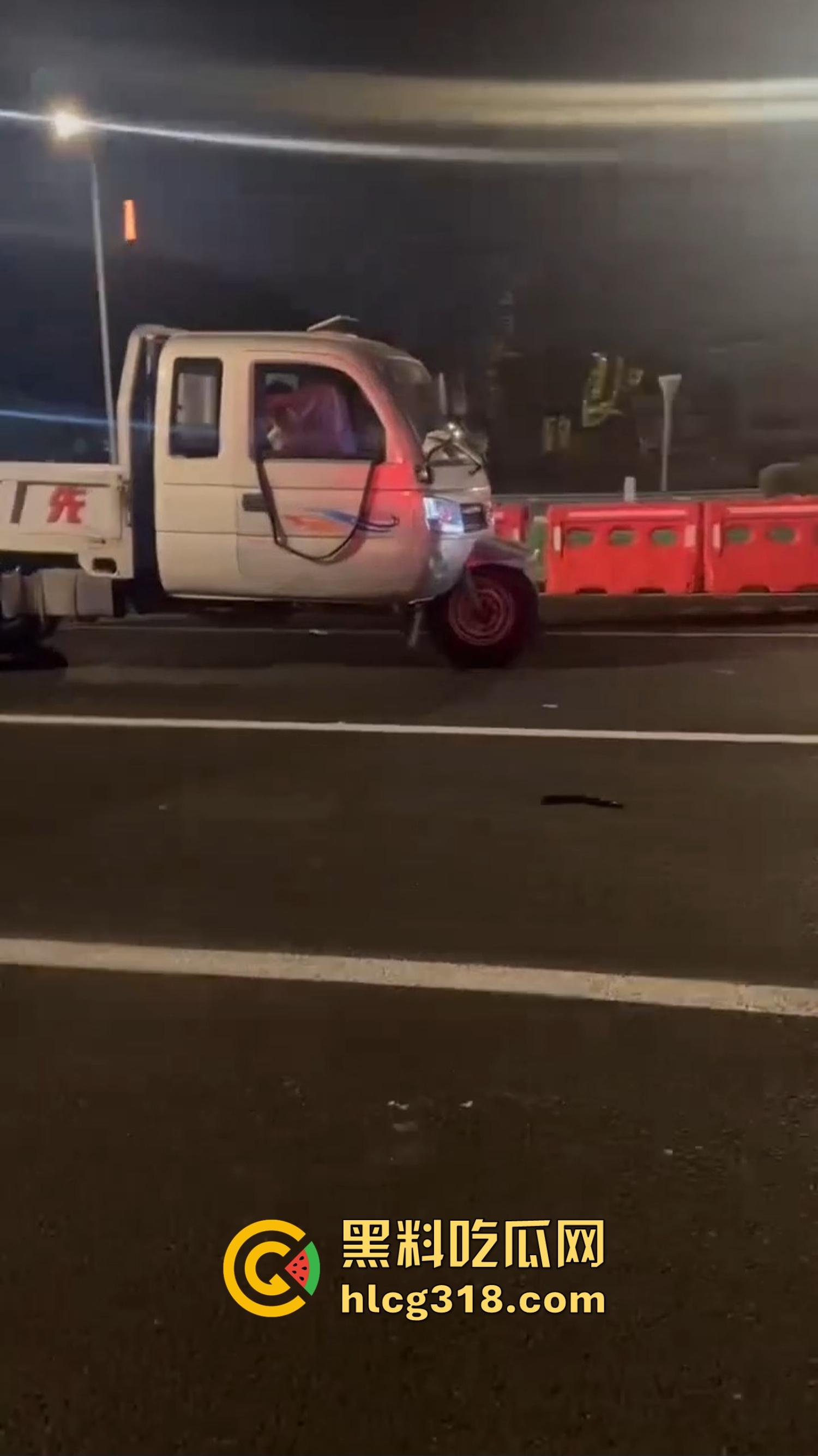 三轮车大爷路边实战清纯学生妹，车震视频曝光抖音狂传，观音坐莲抽到车架变形，这是低保换来的幸福吗？  第3张