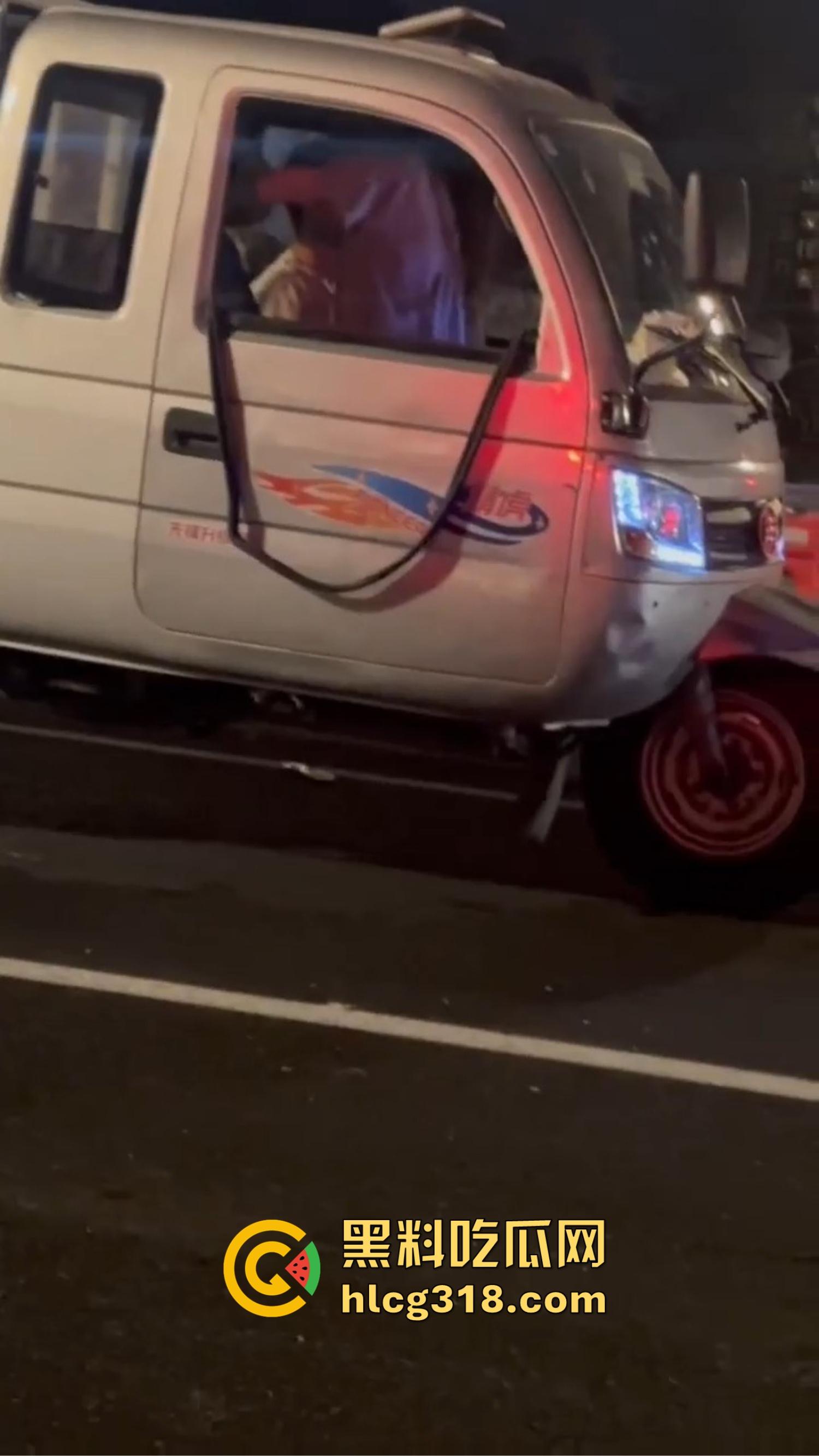 三轮车大爷路边实战清纯学生妹，车震视频曝光抖音狂传，观音坐莲抽到车架变形，这是低保换来的幸福吗？  第4张