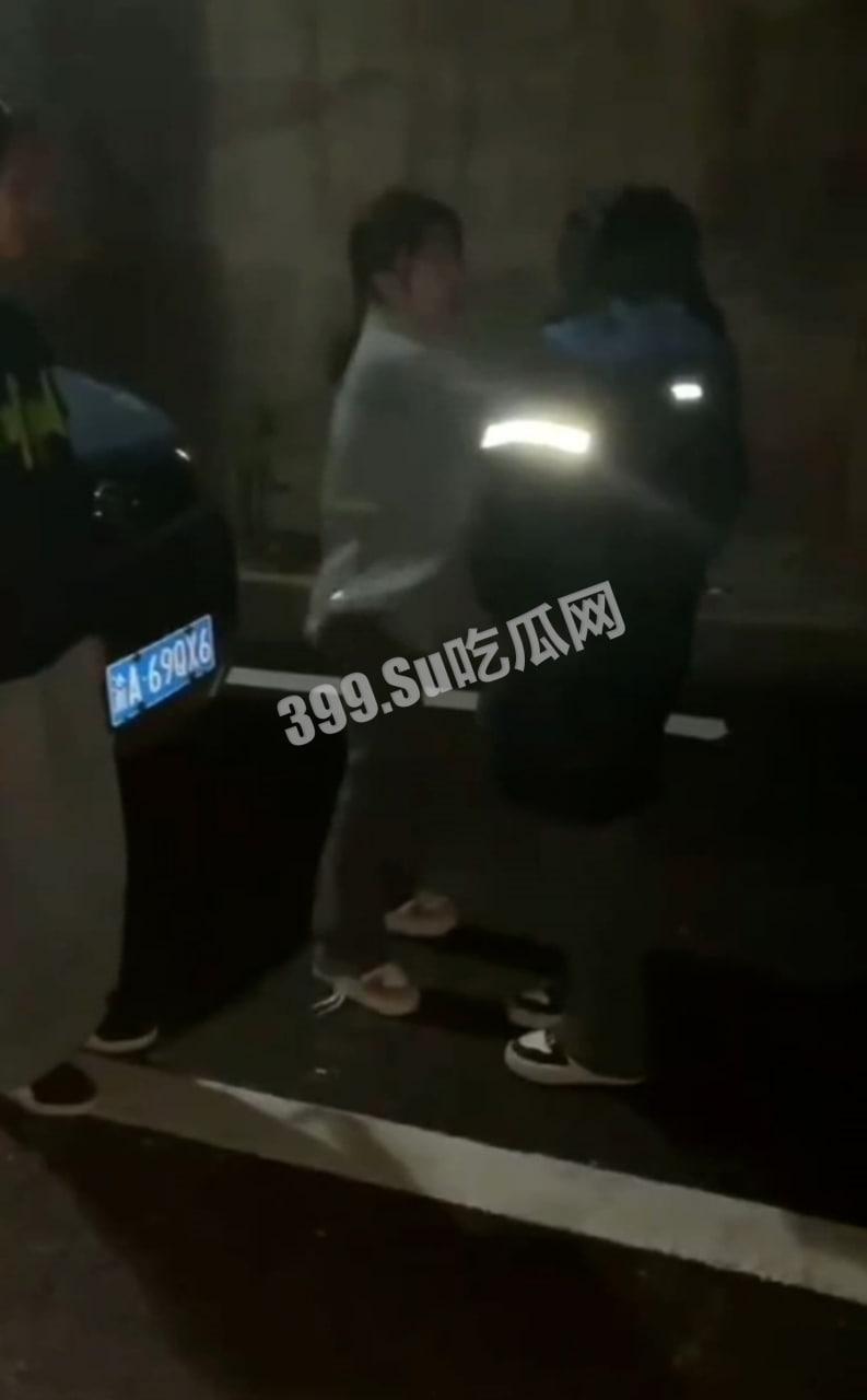 重庆市奉节县实验中学初中生校园霸凌事件 受害女生被多人扯头发、疯狂扇耳光  第5张