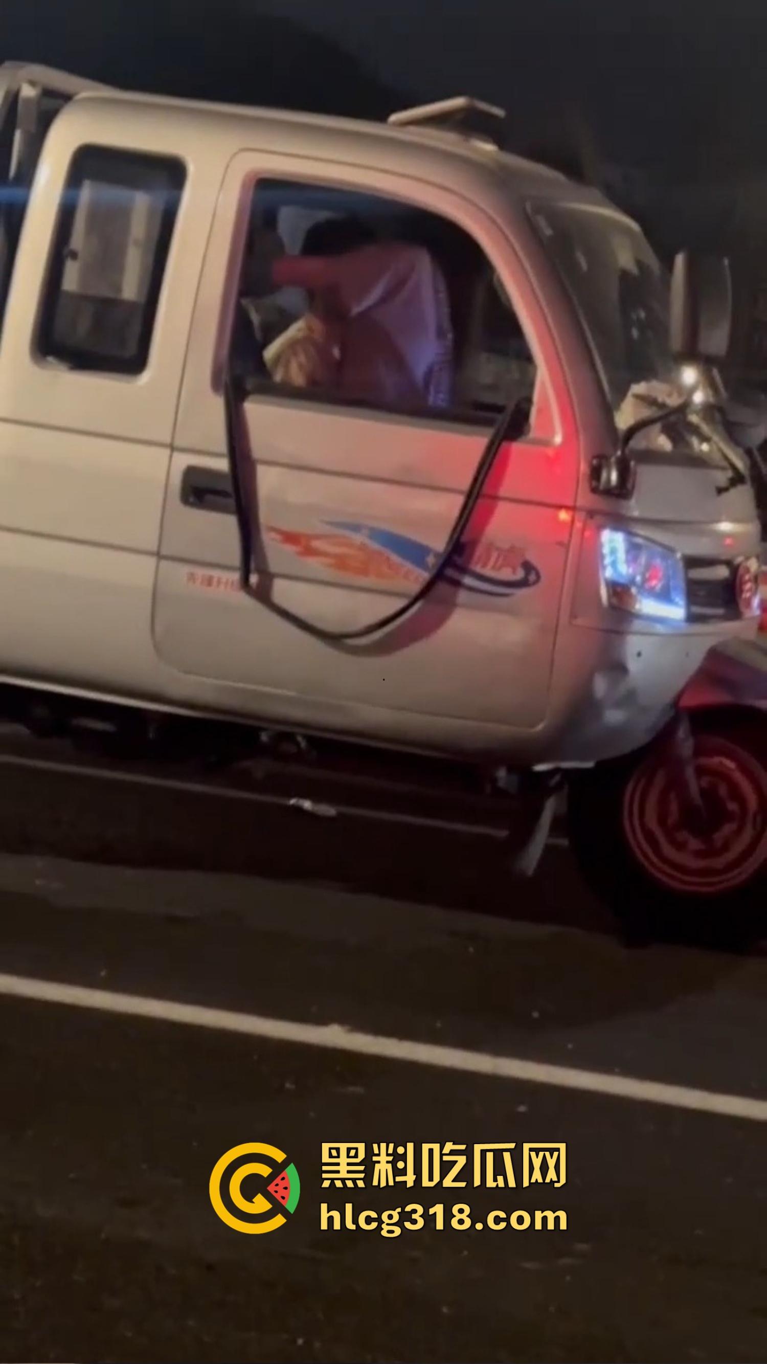 三轮车大爷路边实战清纯学生妹，车震视频曝光抖音狂传，观音坐莲抽到车架变形，这是低保换来的幸福吗？  第5张