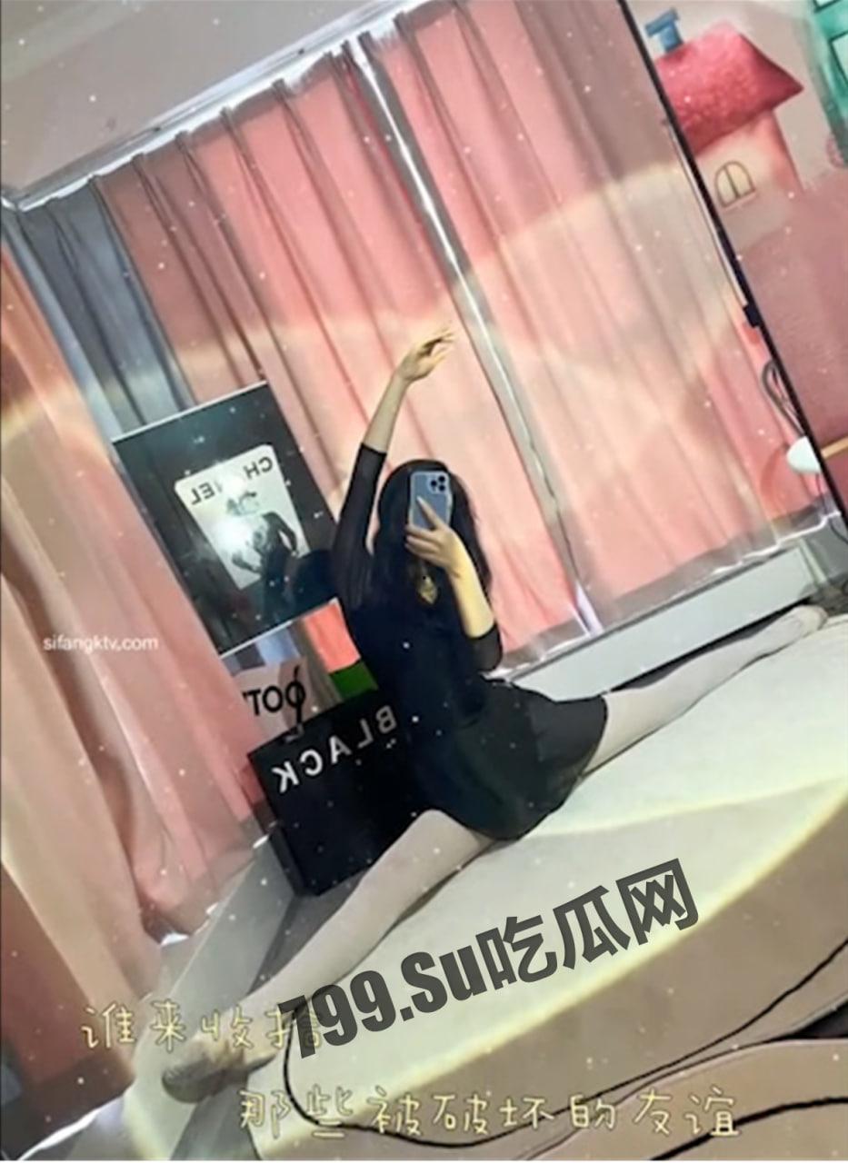 微博 抖音 网红「露露  酷酷的露」当过空姐的舞蹈生在线发骚展示一字马 第1张