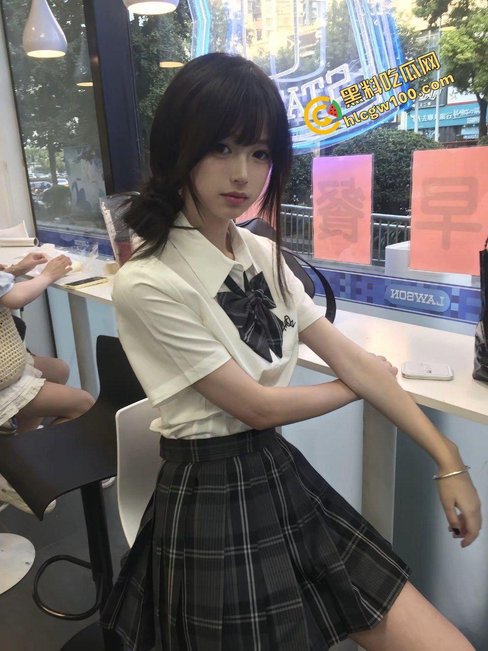 长沙民政JK清纯嫩妹反差婊【张雅萱】极品粉穴自拍全裸脱衣，尿盆诱惑洗澡供金主！独家曝光流出！  第2张