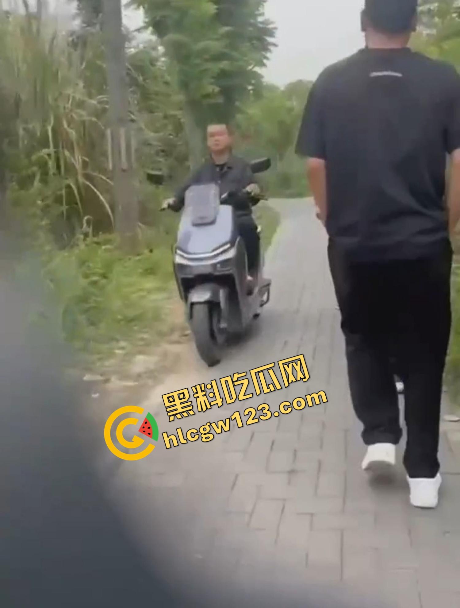 成都套套乐园，公园秒变野战广场，满地套套卫生纸，三步一个套五步一滩汁，精子浇灌绿化带！  第10张