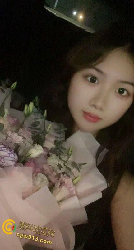 18岁小妹妹为坐小米su7，拍照发朋友圈装B，不穿内裤就出来了，老哥顺水推舟吃饭乱摸，开房爆操嫩逼！  第6张