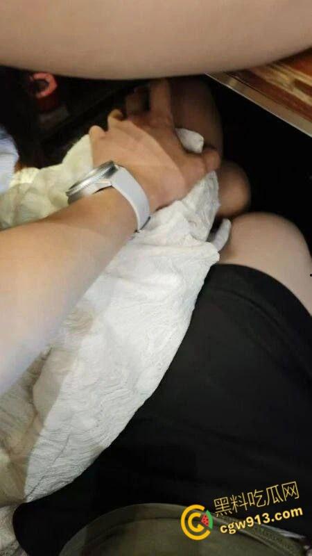 18岁小妹妹为坐小米su7，拍照发朋友圈装B，不穿内裤就出来了，老哥顺水推舟吃饭乱摸，开房爆操嫩逼！  第7张