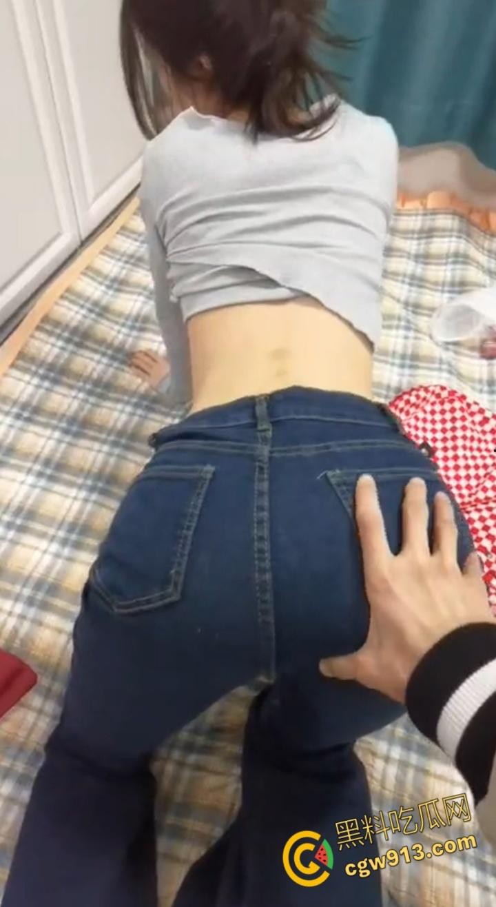 18岁小妹妹为坐小米su7，拍照发朋友圈装B，不穿内裤就出来了，老哥顺水推舟吃饭乱摸，开房爆操嫩逼！  第9张