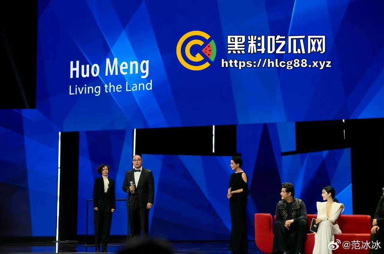 范冰冰终于复出！爆冷当选柏林电影节评委 深V露奶礼服性感出场 胸贴走光引爆全场！  第1张