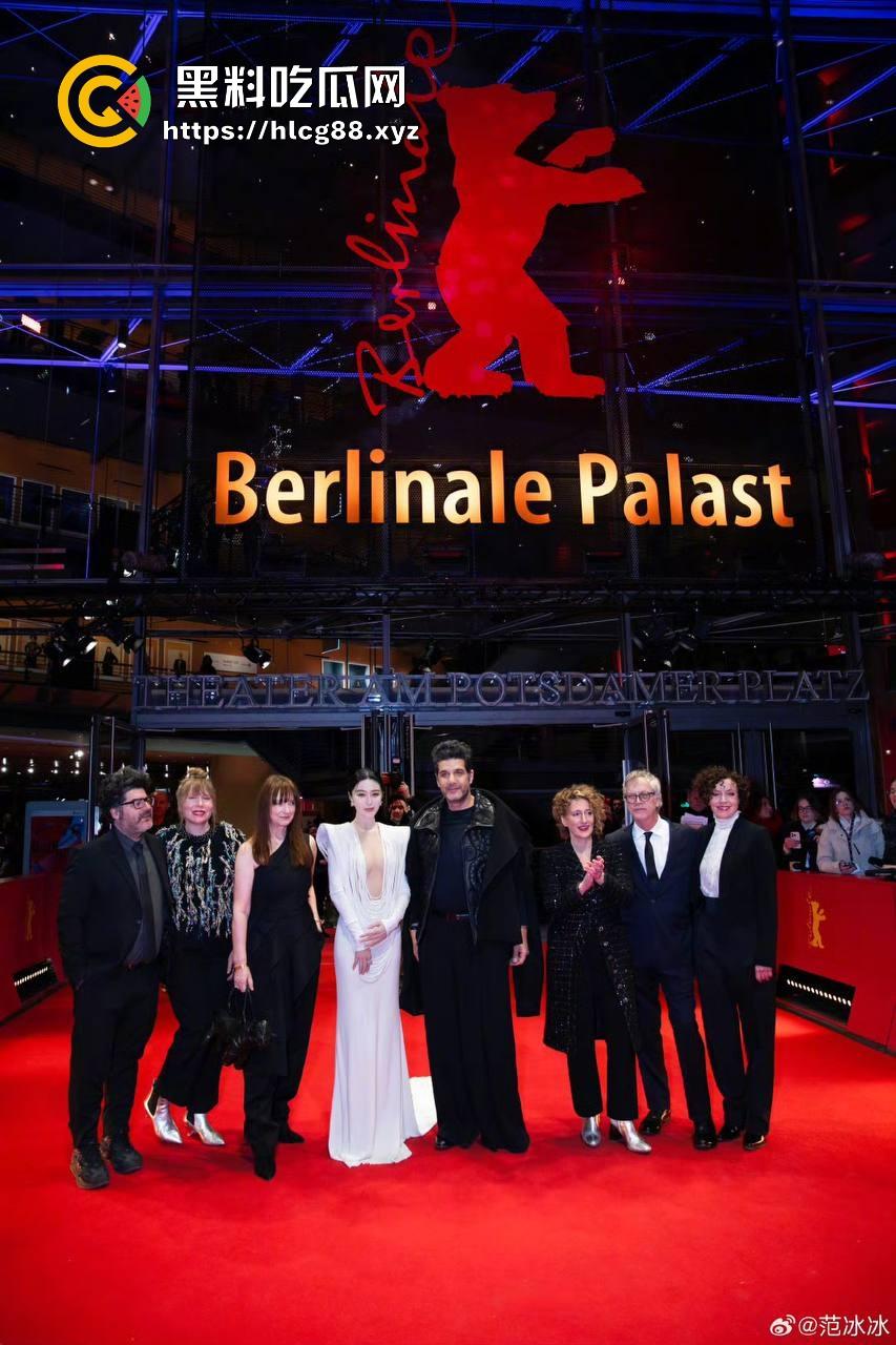 范冰冰终于复出！爆冷当选柏林电影节评委 深V露奶礼服性感出场 胸贴走光引爆全场！  第2张