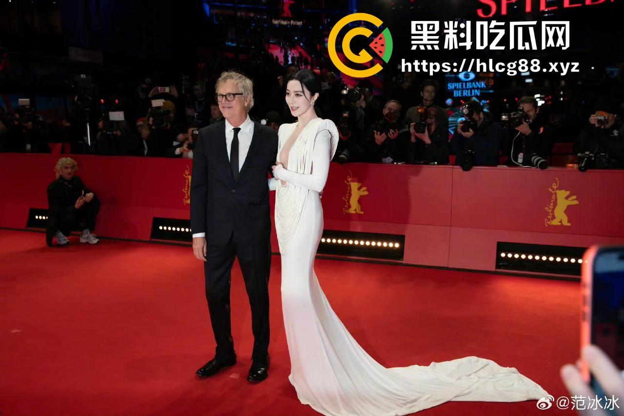 范冰冰终于复出！爆冷当选柏林电影节评委 深V露奶礼服性感出场 胸贴走光引爆全场！  第3张