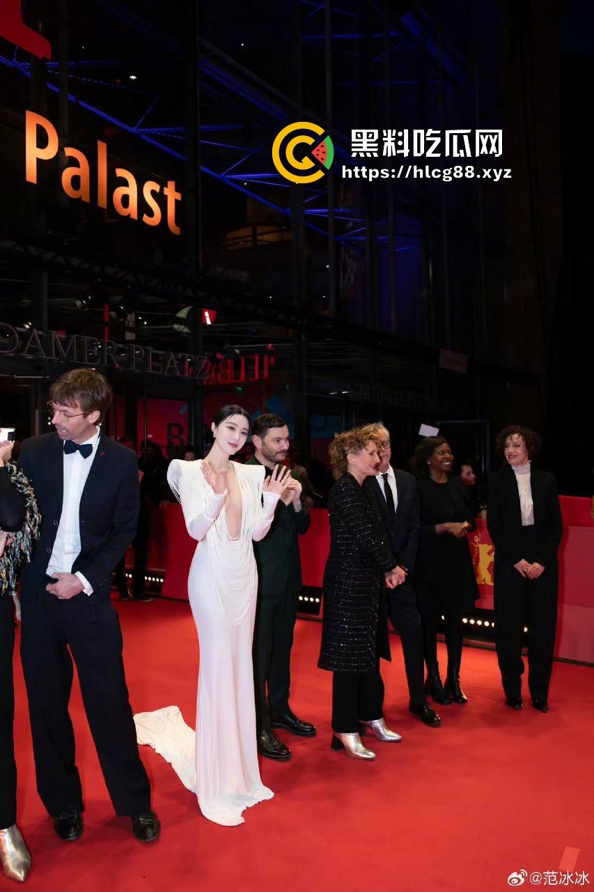 范冰冰终于复出！爆冷当选柏林电影节评委 深V露奶礼服性感出场 胸贴走光引爆全场！  第4张