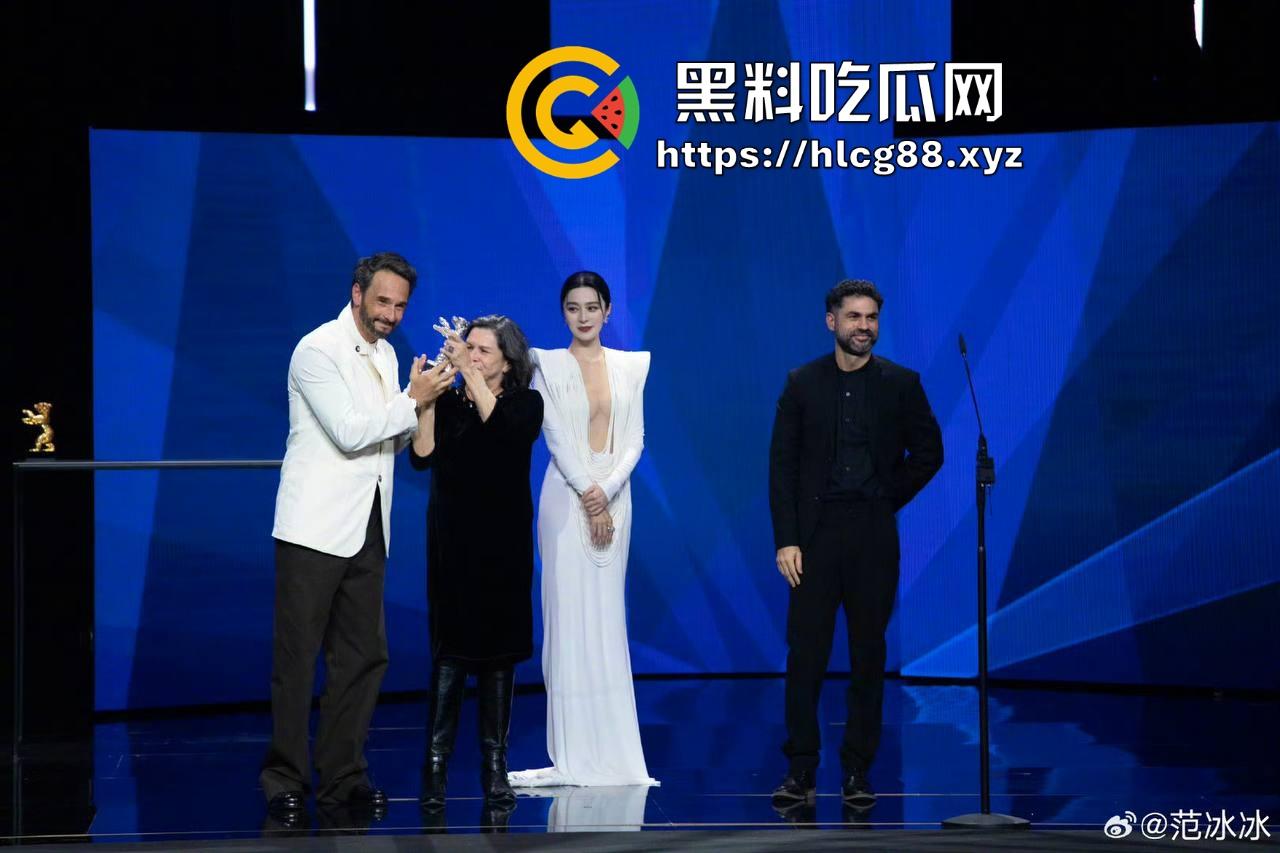 范冰冰终于复出！爆冷当选柏林电影节评委 深V露奶礼服性感出场 胸贴走光引爆全场！  第6张