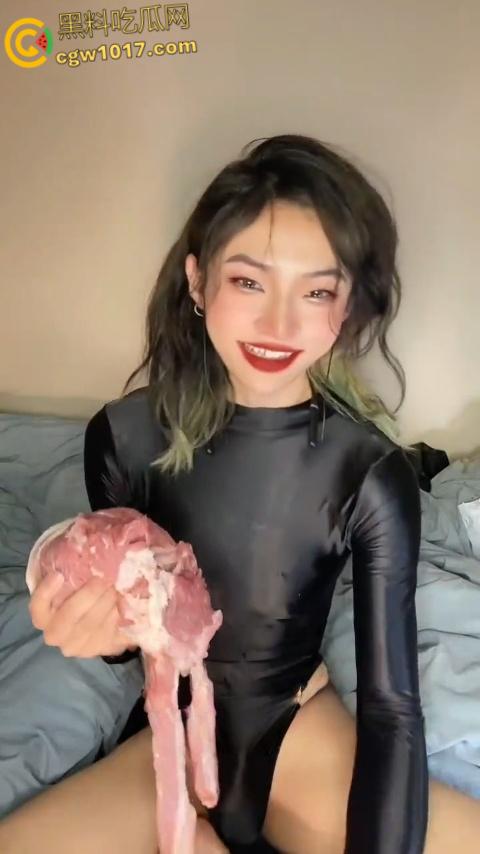 推特抽象男娘【小樱】 玩猪肉飞机杯！保鲜膜裹猪肉撸鸡巴射精，猪肉飞机杯白浊横流，猎奇画面视觉冲击拉满！  第2张