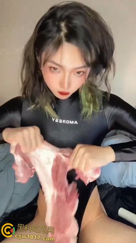 推特抽象男娘【小樱】 玩猪肉飞机杯！保鲜膜裹猪肉撸鸡巴射精，猪肉飞机杯白浊横流，猎奇画面视觉冲击拉满！  第3张