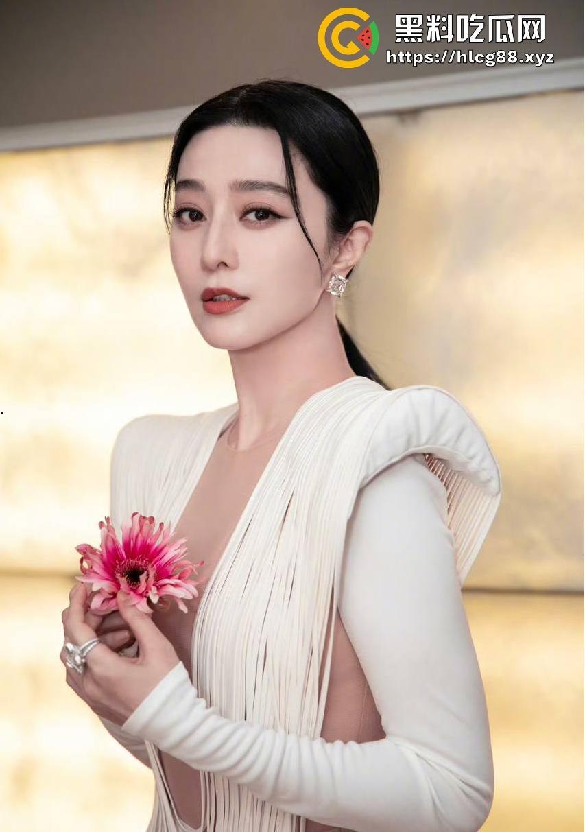 范冰冰终于复出！爆冷当选柏林电影节评委 深V露奶礼服性感出场 胸贴走光引爆全场！  第12张