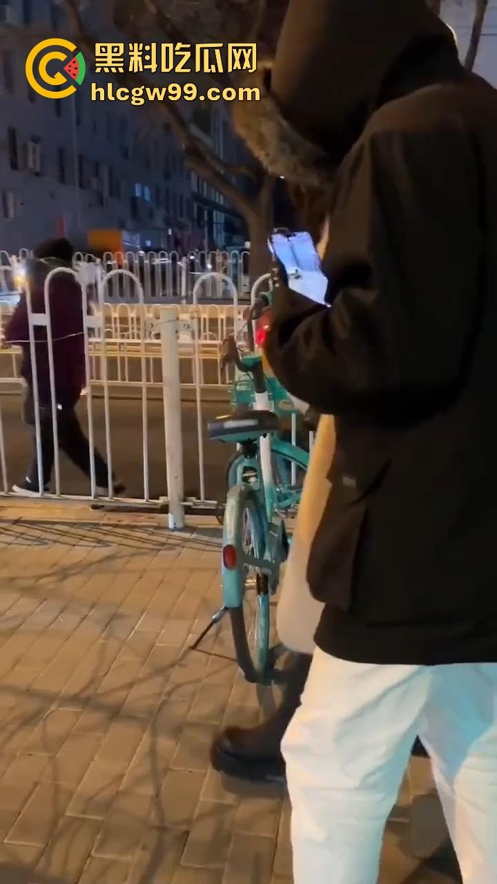 北京三里屯深夜捡尸大队，不扶奶奶过马路，专捡喝趴的光腿妹子，扶得走就扶上三蹦子一抬直接送走！  第1张