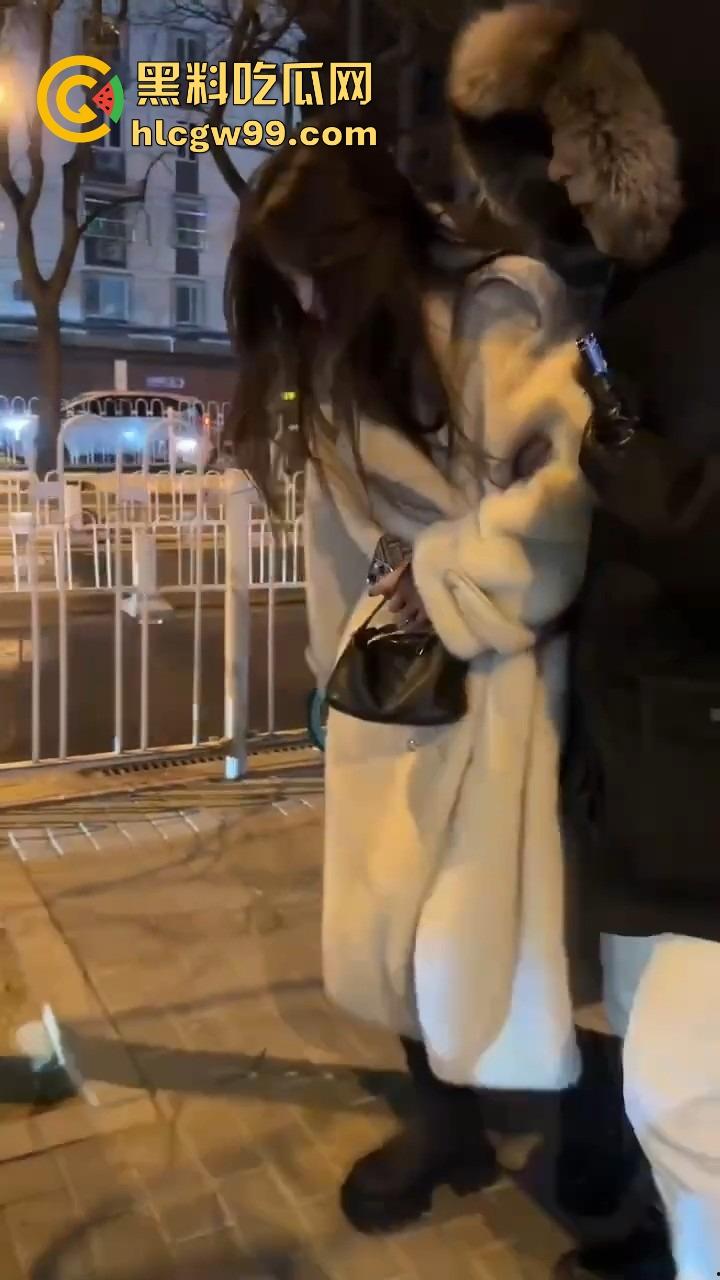 北京三里屯深夜捡尸大队，不扶奶奶过马路，专捡喝趴的光腿妹子，扶得走就扶上三蹦子一抬直接送走！  第2张