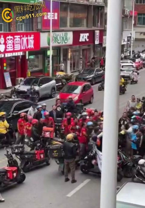 饿了么VS京东外卖，美团骑手围观助威，街头冲突真实拍摄，一群人扭打在一团，混乱场面震撼人心 ！  第2张