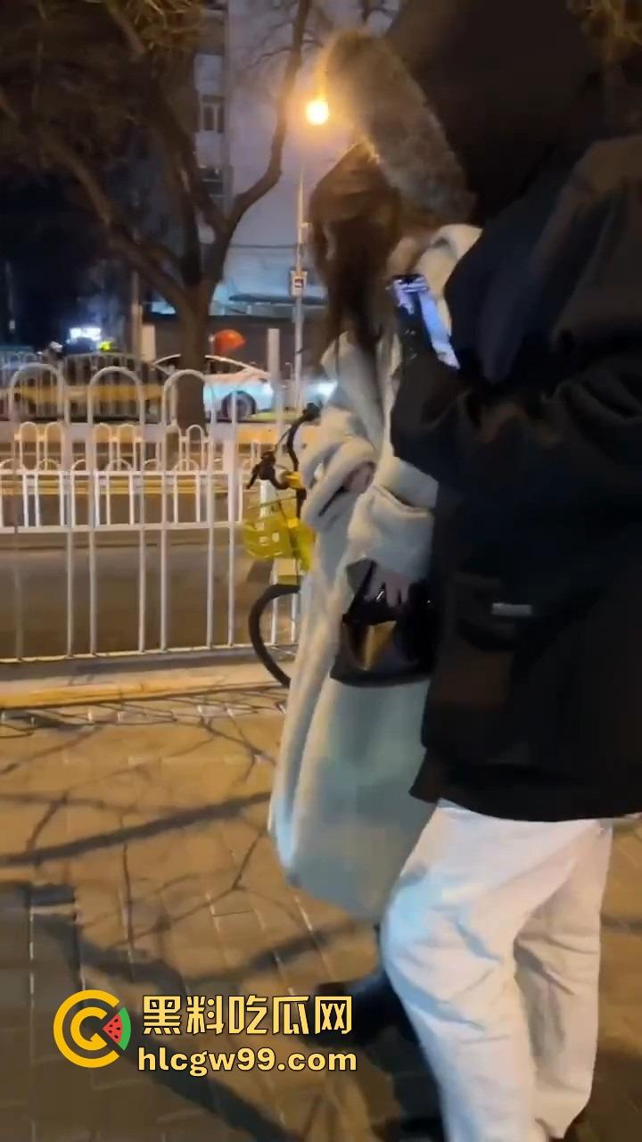 北京三里屯深夜捡尸大队，不扶奶奶过马路，专捡喝趴的光腿妹子，扶得走就扶上三蹦子一抬直接送走！  第3张