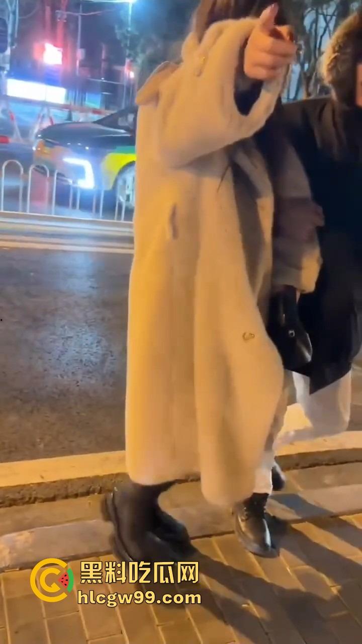 北京三里屯深夜捡尸大队，不扶奶奶过马路，专捡喝趴的光腿妹子，扶得走就扶上三蹦子一抬直接送走！  第4张