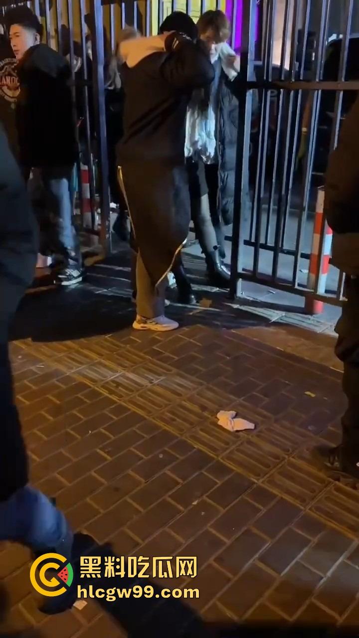 北京三里屯深夜捡尸大队，不扶奶奶过马路，专捡喝趴的光腿妹子，扶得走就扶上三蹦子一抬直接送走！  第5张