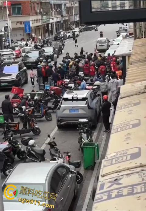 饿了么VS京东外卖，美团骑手围观助威，街头冲突真实拍摄，一群人扭打在一团，混乱场面震撼人心 ！  第4张