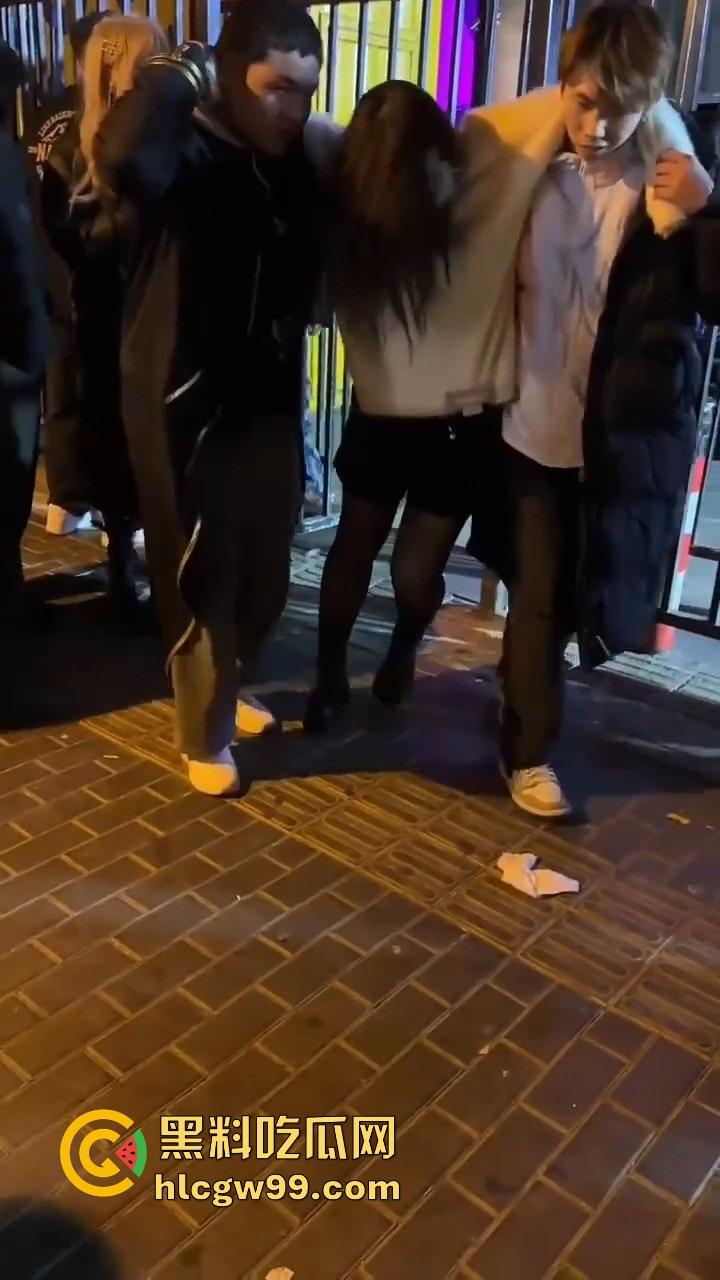 北京三里屯深夜捡尸大队，不扶奶奶过马路，专捡喝趴的光腿妹子，扶得走就扶上三蹦子一抬直接送走！  第6张