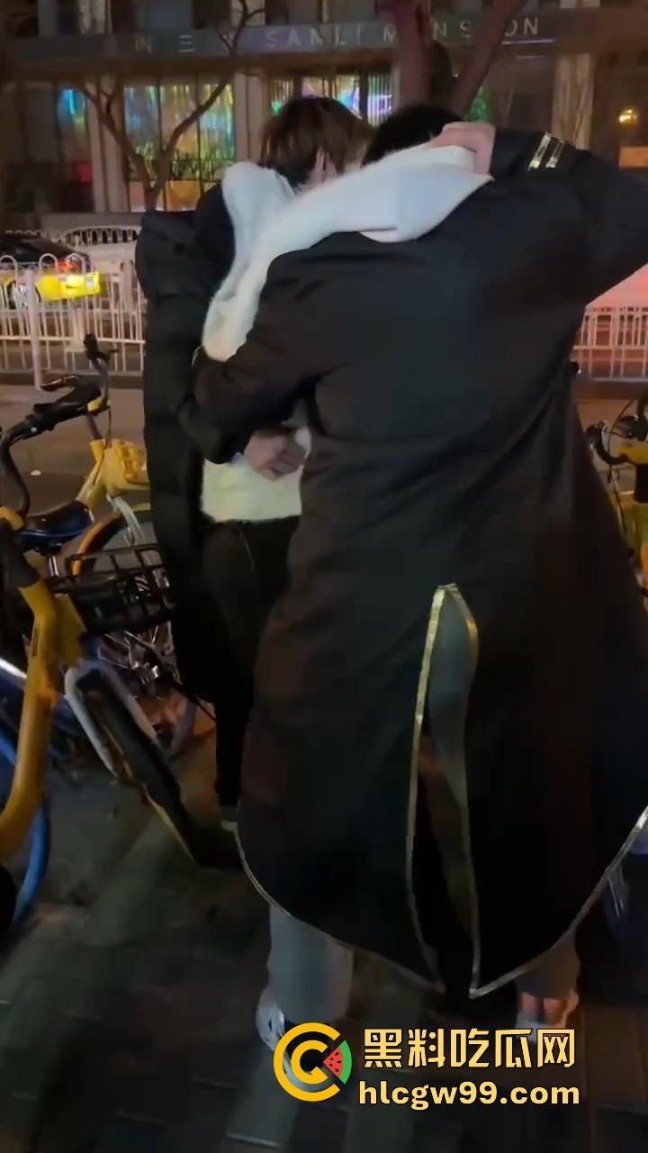 北京三里屯深夜捡尸大队，不扶奶奶过马路，专捡喝趴的光腿妹子，扶得走就扶上三蹦子一抬直接送走！  第7张