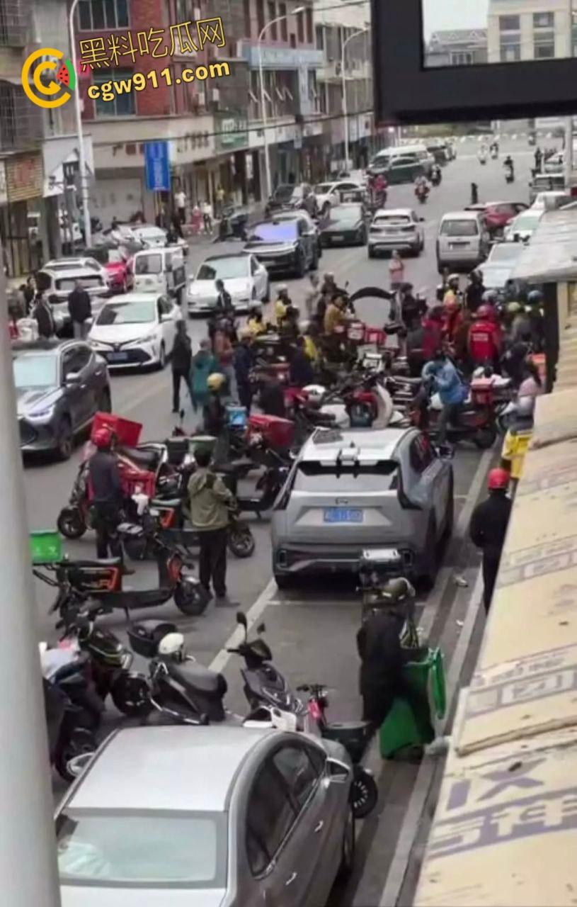饿了么VS京东外卖，美团骑手围观助威，街头冲突真实拍摄，一群人扭打在一团，混乱场面震撼人心 ！  第5张