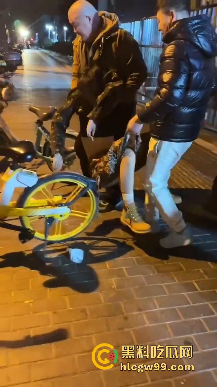 北京三里屯深夜捡尸大队，不扶奶奶过马路，专捡喝趴的光腿妹子，扶得走就扶上三蹦子一抬直接送走！  第8张