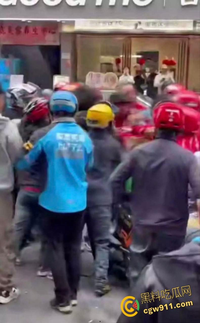饿了么VS京东外卖，美团骑手围观助威，街头冲突真实拍摄，一群人扭打在一团，混乱场面震撼人心 ！  第6张