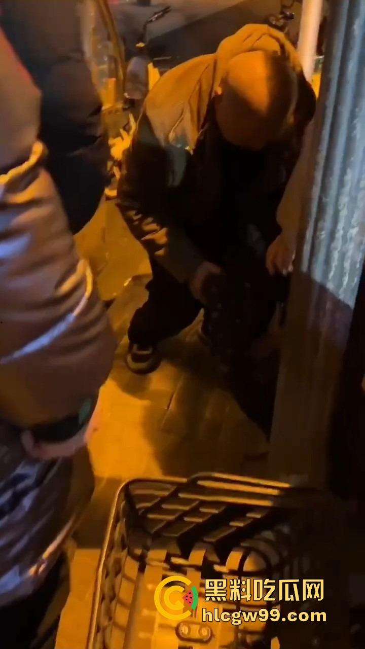 北京三里屯深夜捡尸大队，不扶奶奶过马路，专捡喝趴的光腿妹子，扶得走就扶上三蹦子一抬直接送走！  第9张