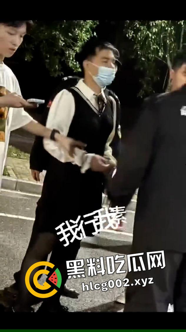 湖南长沙职业技术学院 男扮女装进女生宿舍猥亵  被抓到当众处刑 这就是大屌萌妹吗 第1张