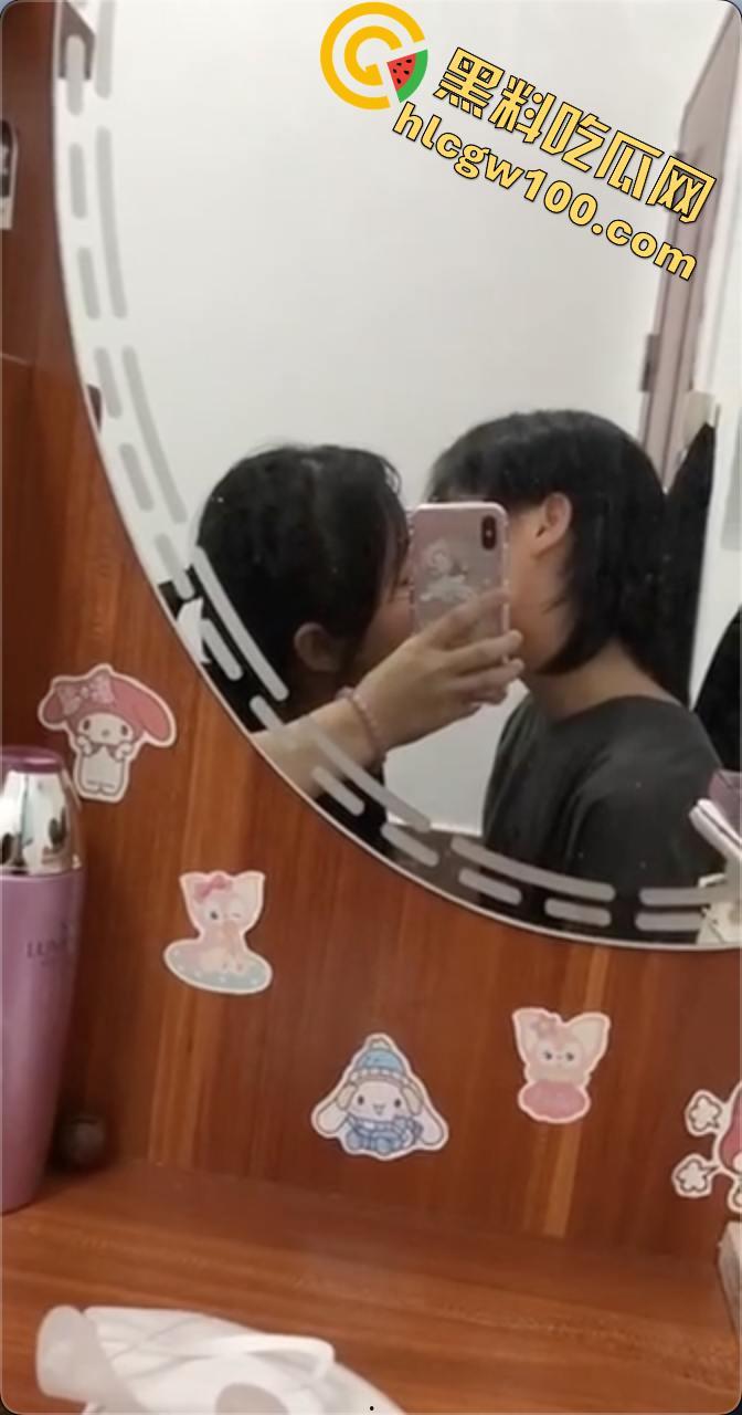 重庆女高小拉拉【林沐萱】【沈睿思】，激情舌吻后互相扣屄，短发女孩深得加藤鹰真传手速快到挥出残影！  第4张