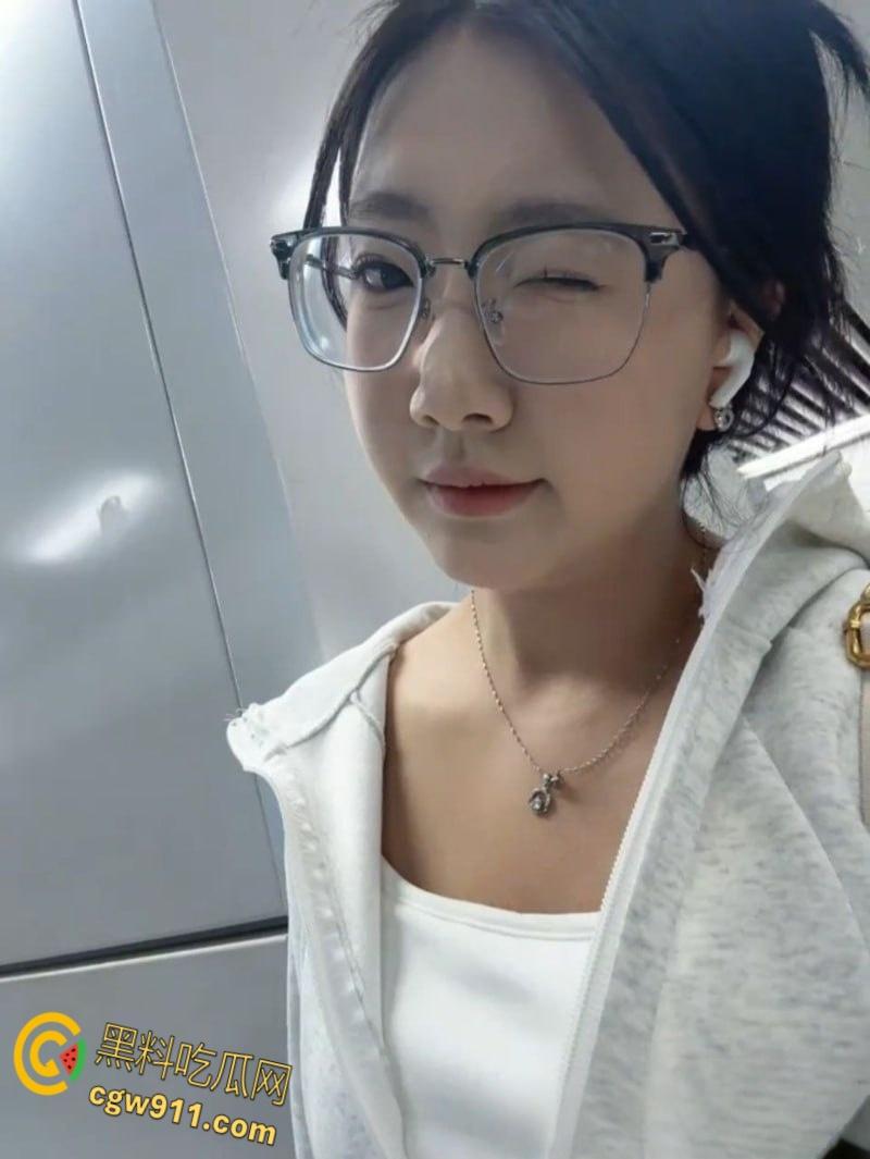 山西临汾微胖学妹【徐淼淼】，与男友酒店镜前后入自拍，极品翘臀后入爆操，白嫩巨乳晃动不止！  第2张