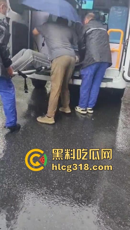 武汉江堤街持刀伤人，41岁嫌疑人张某持水果刀当着警察面捅杀被害人，也是够牛逼的！  第3张