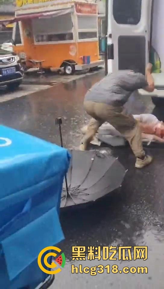 武汉江堤街持刀伤人，41岁嫌疑人张某持水果刀当着警察面捅杀被害人，也是够牛逼的！  第5张