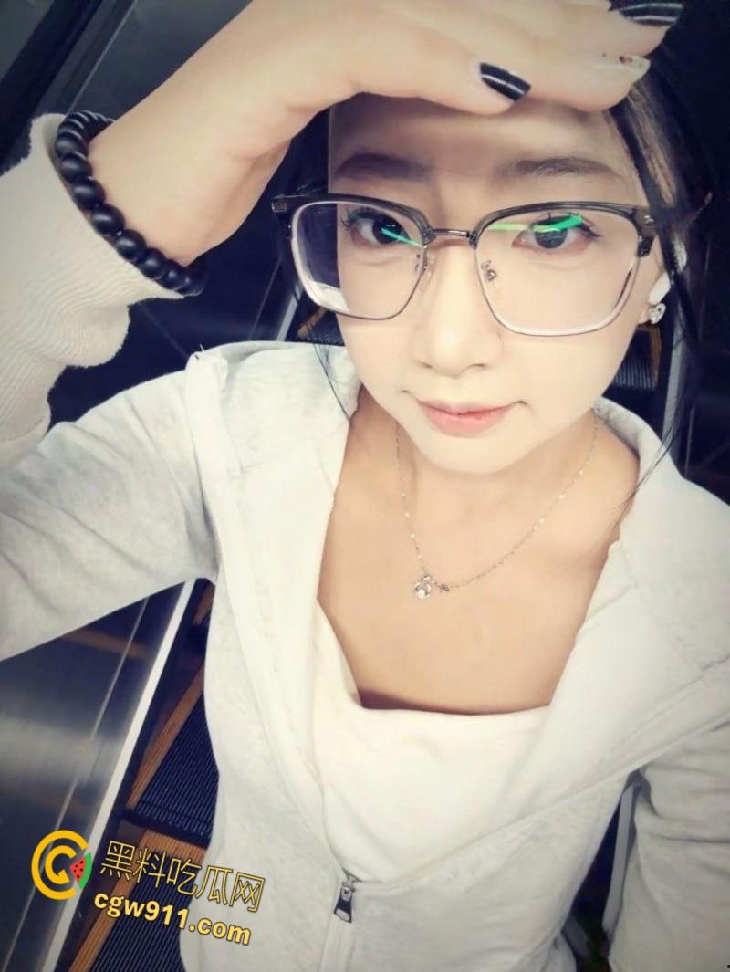 山西临汾微胖学妹【徐淼淼】，与男友酒店镜前后入自拍，极品翘臀后入爆操，白嫩巨乳晃动不止！  第4张